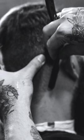 стригут мужчину