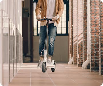 Парень катается на стильном электросамокате