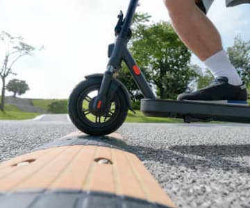 Парень катается на стильном электросамокате