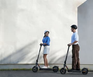 Парень катается на стильном электросамокате