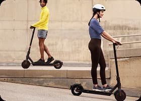Парень с девушкой катаются на стильных электросамокатах
