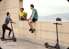 Парень с девушкой катаются на стильных электросамокатах