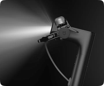 Парень катается на стильном электросамокате