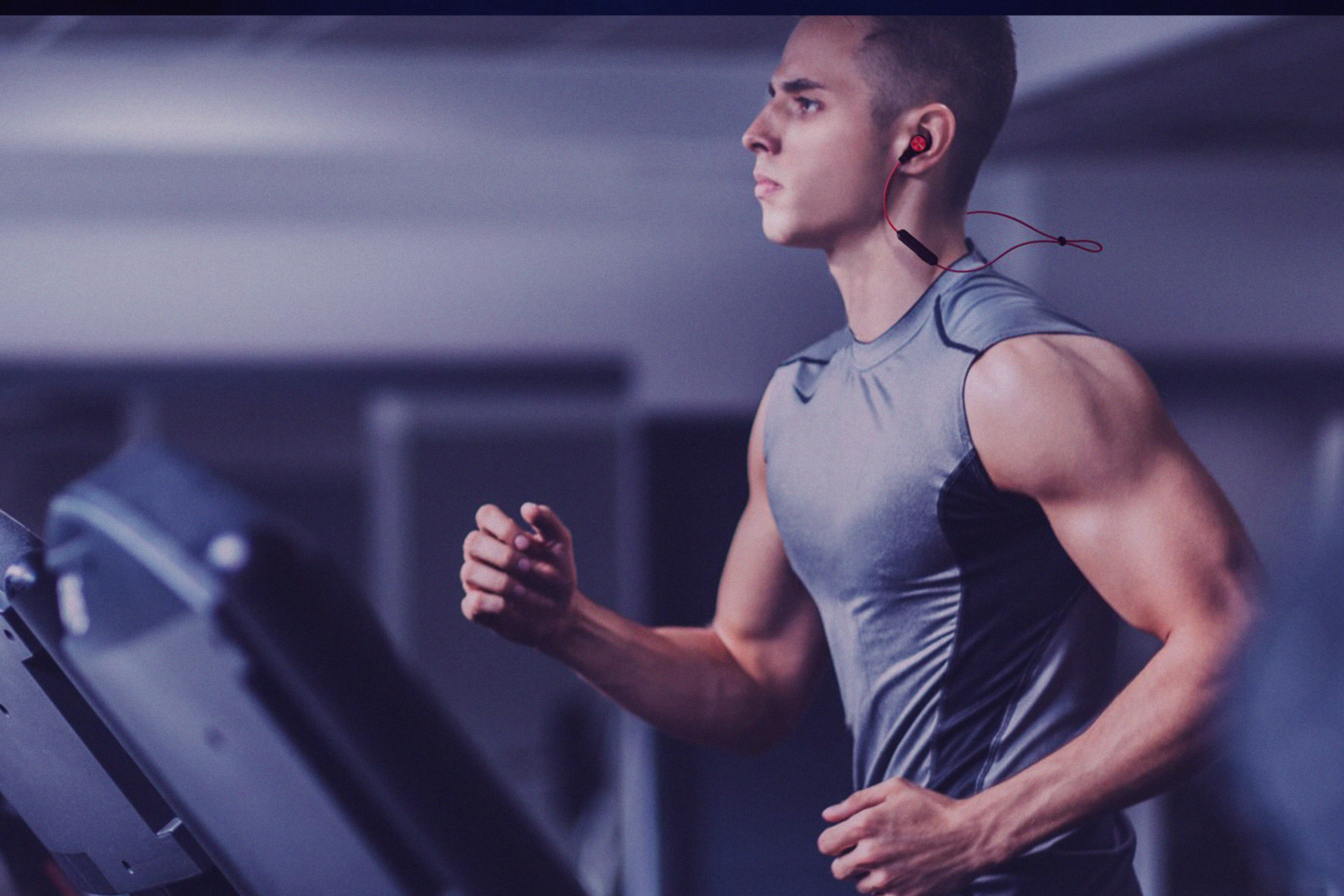 Спортсмен на беговой дорожке